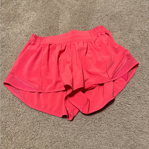 lululemon Hotty hot shorts 2.5” inseam, heart throb color, size 6 - Picture 3 of 4